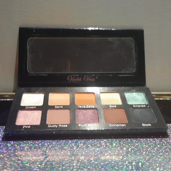 Violet Voss Essentials Volume 1 - Picture 3 of 3